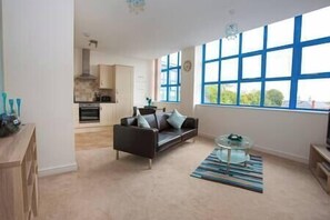 Living area - Comfortable Swindon 1 bedroom Town Centre Apartment, FREE Parking (Swindon)