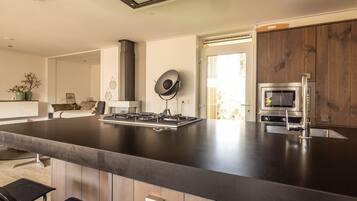 Een koelkast, een magnetron, een oven, een kookplaat