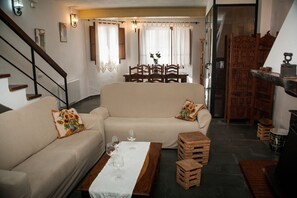 Televisión, chimenea y libros 