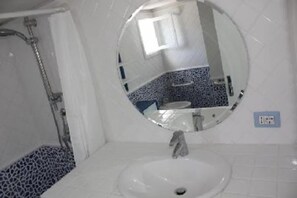 Bruser, hårtørrer, bidet, håndklæder