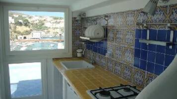 Refrigerador, microondas, parrilla de estufa y cafetera y tetera