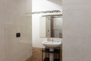 Doccia, asciugacapelli, bidet, asciugamani