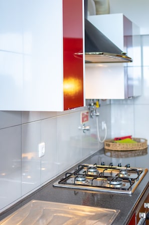 Refrigerador, microondas, horno y parrilla de estufa