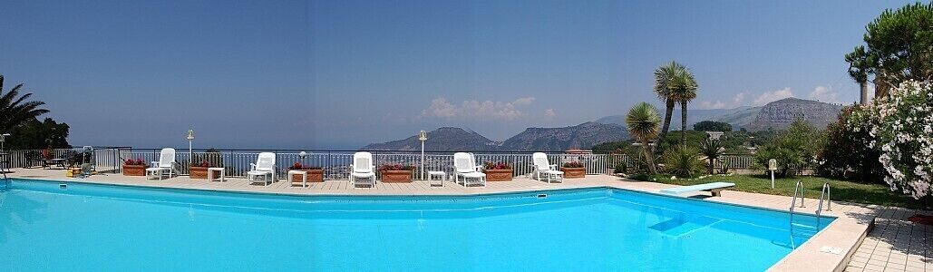 Villa Crispina B: A cozy apartment that is part of a villa with a view of the sea and of the Bay of Naples.