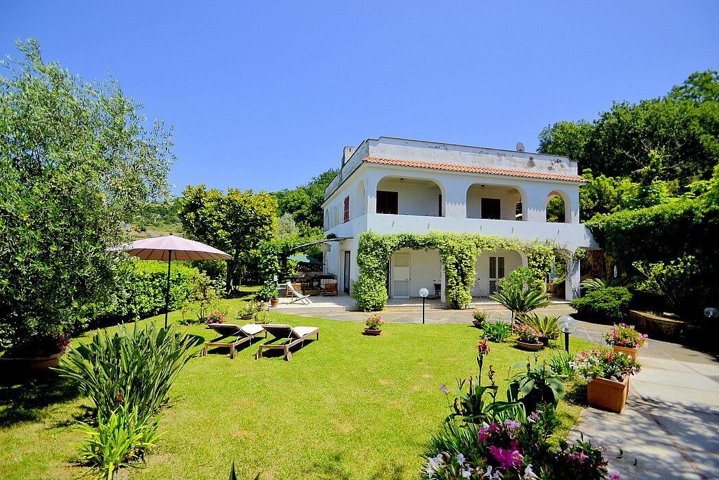 Villa Falena: A bright and cheerful apartment that covers the entire ground floor of a villa situated on a promontory facing the sea, with Free WI-FI.