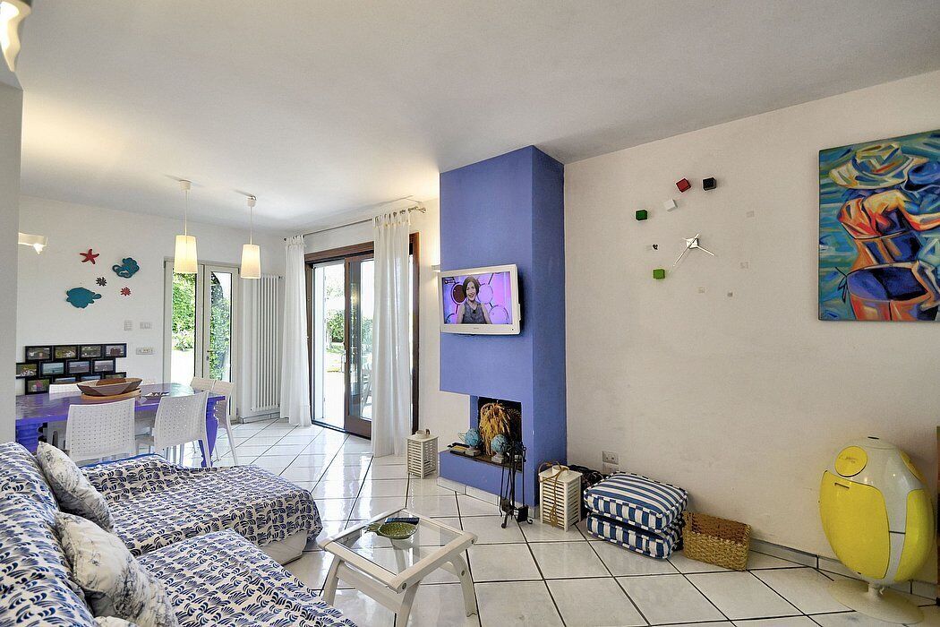 Villa Falena: A bright and cheerful apartment that covers the entire ground floor of a villa situated on a promontory facing the sea, with Free WI-FI.