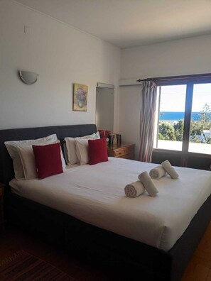 4 bedrooms, iron/ironing board, free WiFi, bed sheets