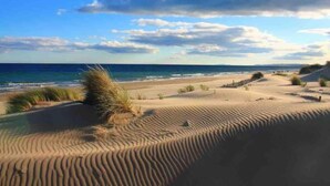 A beach with sand dunes and the ocean in the background. - Maisonette in Aigues-Mortes near Camargue (Aïgues Mortes)