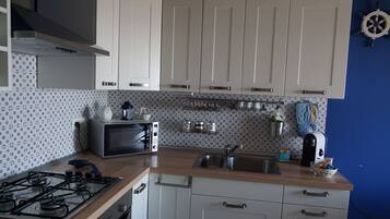 JÀÀkaappi, mikroaaltouuni, uuni, liesi