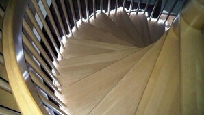 A spiral staircase with wooden steps and metal railings. - Luxury private chalet in Saalbach-Hinterglemm Ideal for family groups and groups (Hinterglemm)