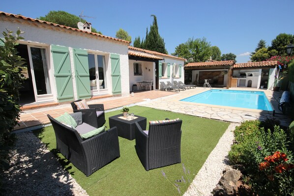 A villa with a swimming pool, outdoor furniture, and a well-maintained garden. - Provencal villa with heated pool in beautiful surrondings, close to the beaches (Roquebrune-sur-Argens)