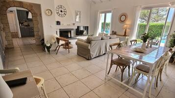 TV connectée, cheminée, baby-foot, table de tennis de table