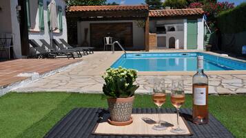 Een verwarmd zwembad en ligstoelen