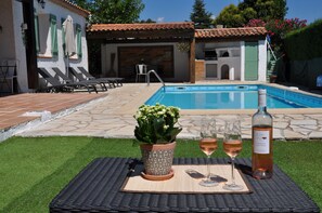 Piscine chauffée, chaises longues