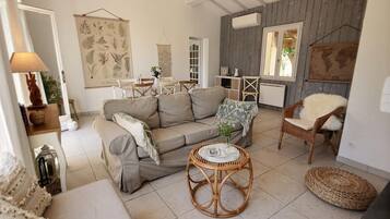 TV connectée, cheminée, baby-foot, table de tennis de table