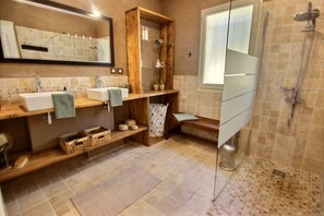 Combined shower/bathtub, jetted bath, hair dryer, toilet paper - Provencal villa with heated pool in beautiful surrondings, close to the beaches (Roquebrune-sur-Argens)