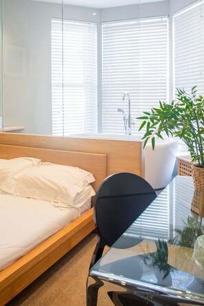 8 bedrooms, iron/ironing board, WiFi, bed sheets