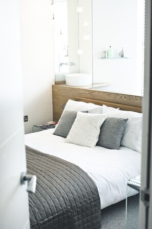 8 bedrooms, iron/ironing board, WiFi, bed sheets - Luxury Self Catering House with Hot Tub short walk to beaches and town (Newquay)