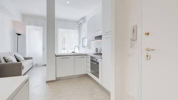 KĂŒhlschrank, Mikrowelle, Ofen, Herdplatte