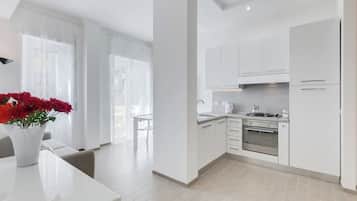 KĂŒhlschrank, Mikrowelle, Ofen, Herdplatte