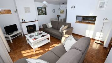 TV, fireplace