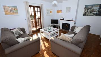 Een televisie en een open haard