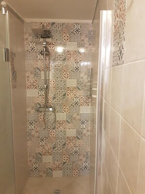 Dusche, Haartrockner, Bidet, Handtücher