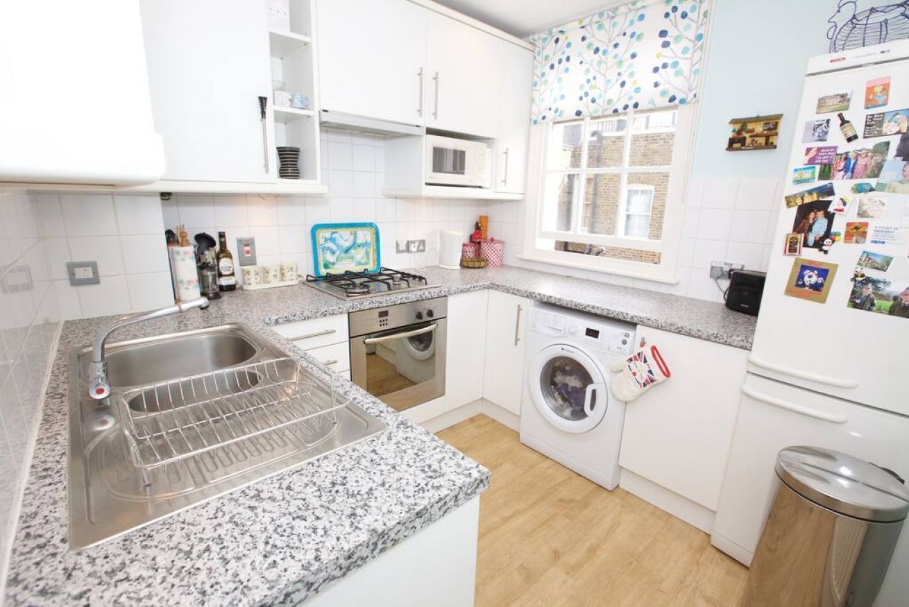 Delightful 2 bed flat, very close to Victoria!