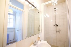 Combined shower/tub, hair dryer, towels