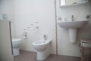 Duschwanne, Haartrockner, Bidet, Handtücher