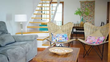 Una televisión, un reproductor de DVD, un reproductor estéreo