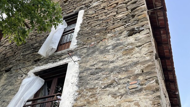 A rustic stone building with a window and a balcony. -  HIGH MONFERRATO STYLE HOUSE IN STONE AMONG THE VINEYARDS  (Acqui Terme)