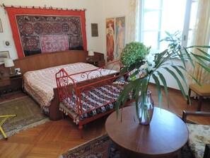 3 habitaciones, escritorio, tabla de planchar con plancha y wifi gratis