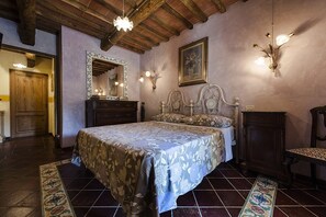 7 bedrooms, desk, iron/ironing board, travel crib