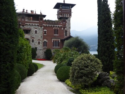 Lovely house close to the lake with panoramic lake and mountain views