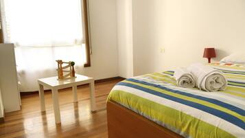 2 Schlafzimmer, Schreibtisch, Bügeleisen/Bügelbrett, Reisekinderbett