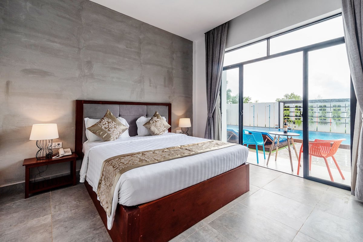 Deluxe Double Room, Pool View | 3 bedrooms, minibar, in-room safe, desk