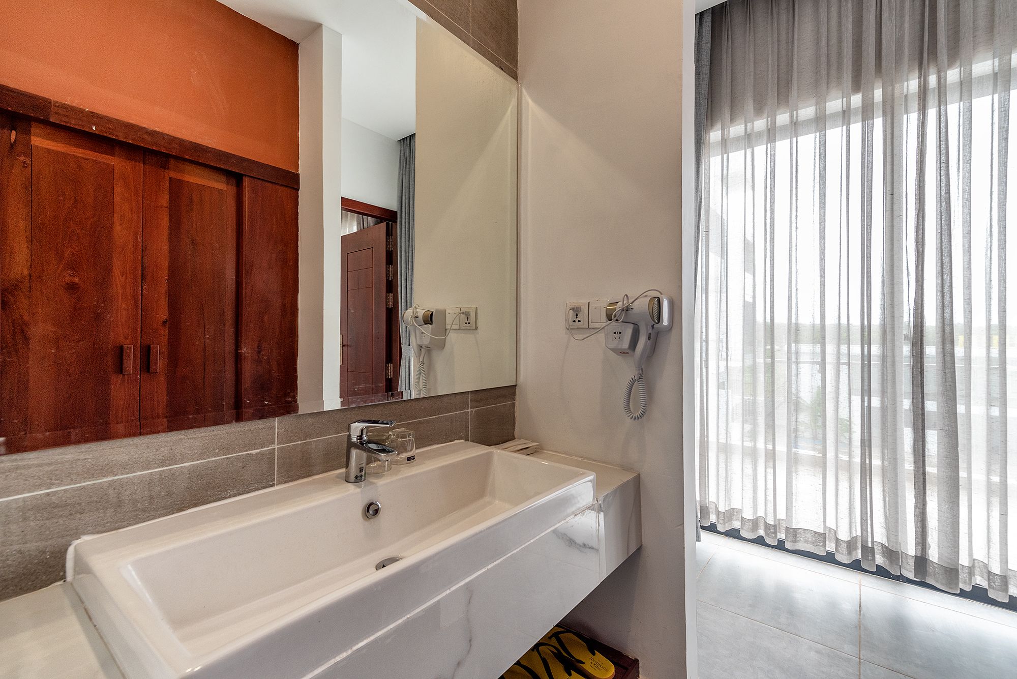 Bathroom sink