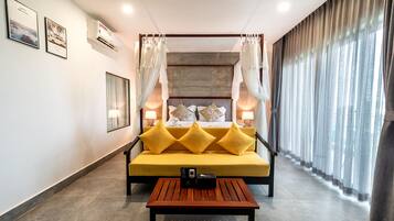 Zimmer, 1 King-Bett, Poolblick (Platinum) | 3 Schlafzimmer, Minibar, Zimmersafe, Schreibtisch