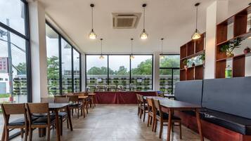 Tägliches Frühstücksbuffet (10 USD pro Person)