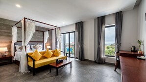 Platinum King, Pool View | 3 bedrooms, minibar, in-room safe, desk - Phoenix Sea View Hotel (Sihanoukville)