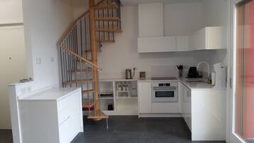 Jääkaappi, mikroaaltouuni, uuni, liesi