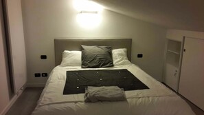 1 dormitorio, tabla de planchar con plancha, wifi y ropa de cama