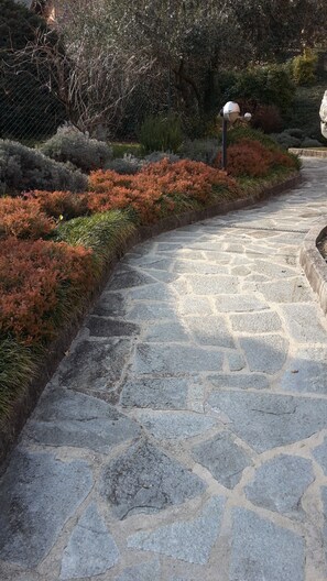 Property grounds - NEW ELEVEN APARTMENT CIR 097060-CNI-00054 (Onno)