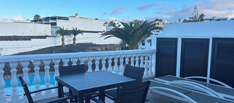 Prima linea, contemporanea, recentemente ristrutturata, splendida vista sul mare, piscina, WiFi, SKY