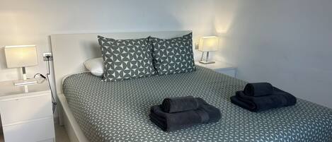 2 chambres, fer et planche Ă repasser, Wi-Fi, literie fournie