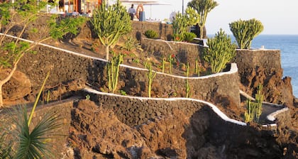 Front line, contemporary, refurbished, stunning sea views, pool, WiFi, SKY