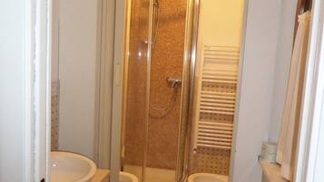 Doccia, asciugacapelli, bidet, asciugamani