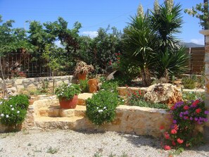 Property grounds - Villa Valentine Is Ideal For Romantic Couples And Honeymooners (Agios Ioannis)