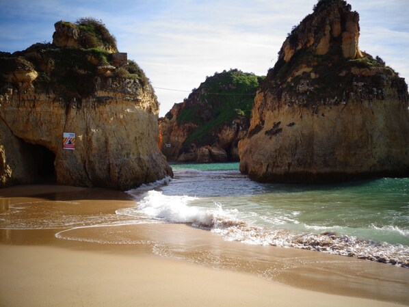 Beach nearby, sun-loungers, beach towels